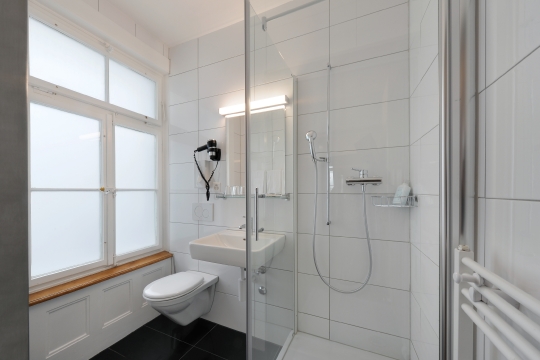 Economy Doppelzimmer mit Dusche/WC/Queensize-Bett
